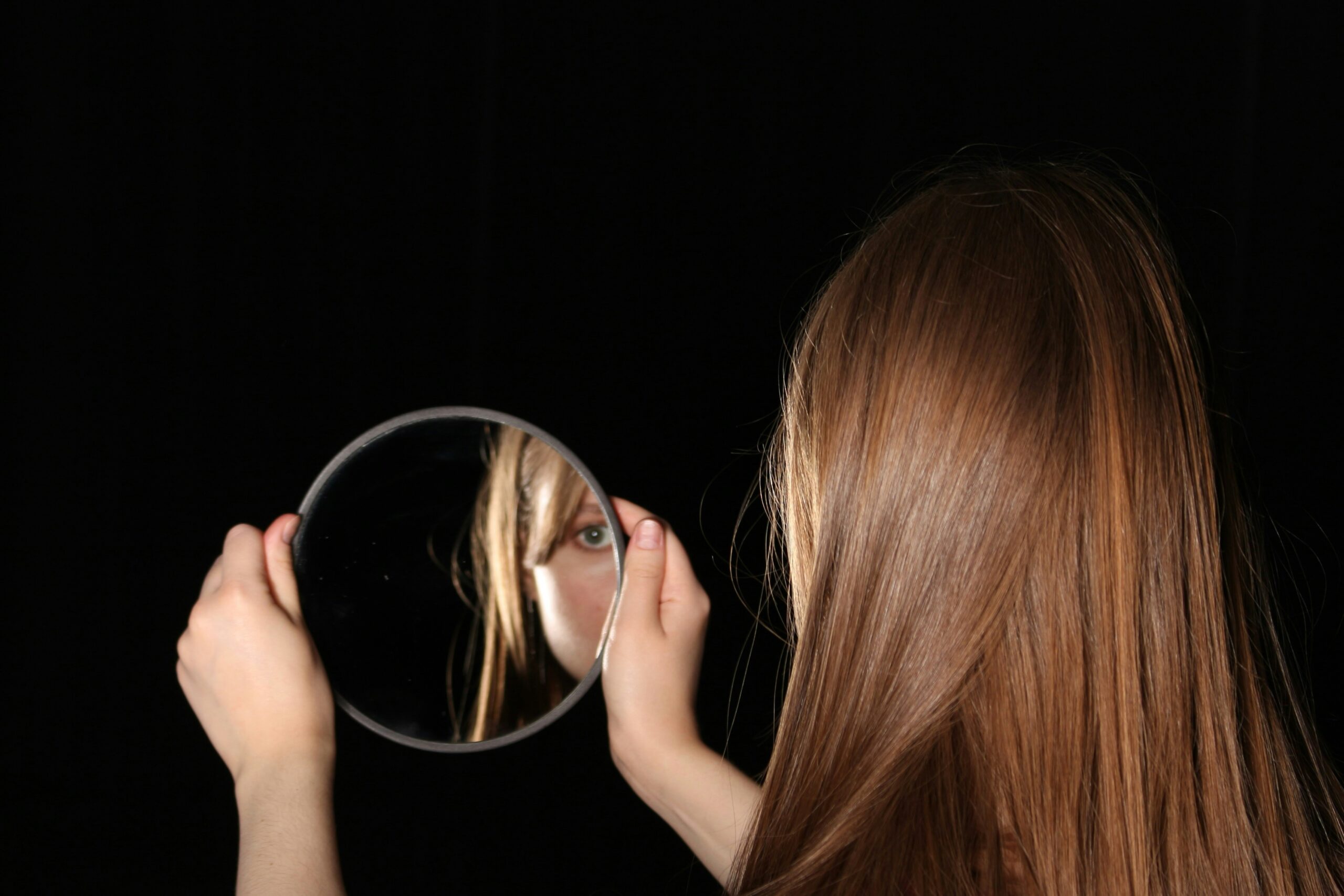 Step-by-step images demonstrating mascara wiggling technique and shadow layering tips.