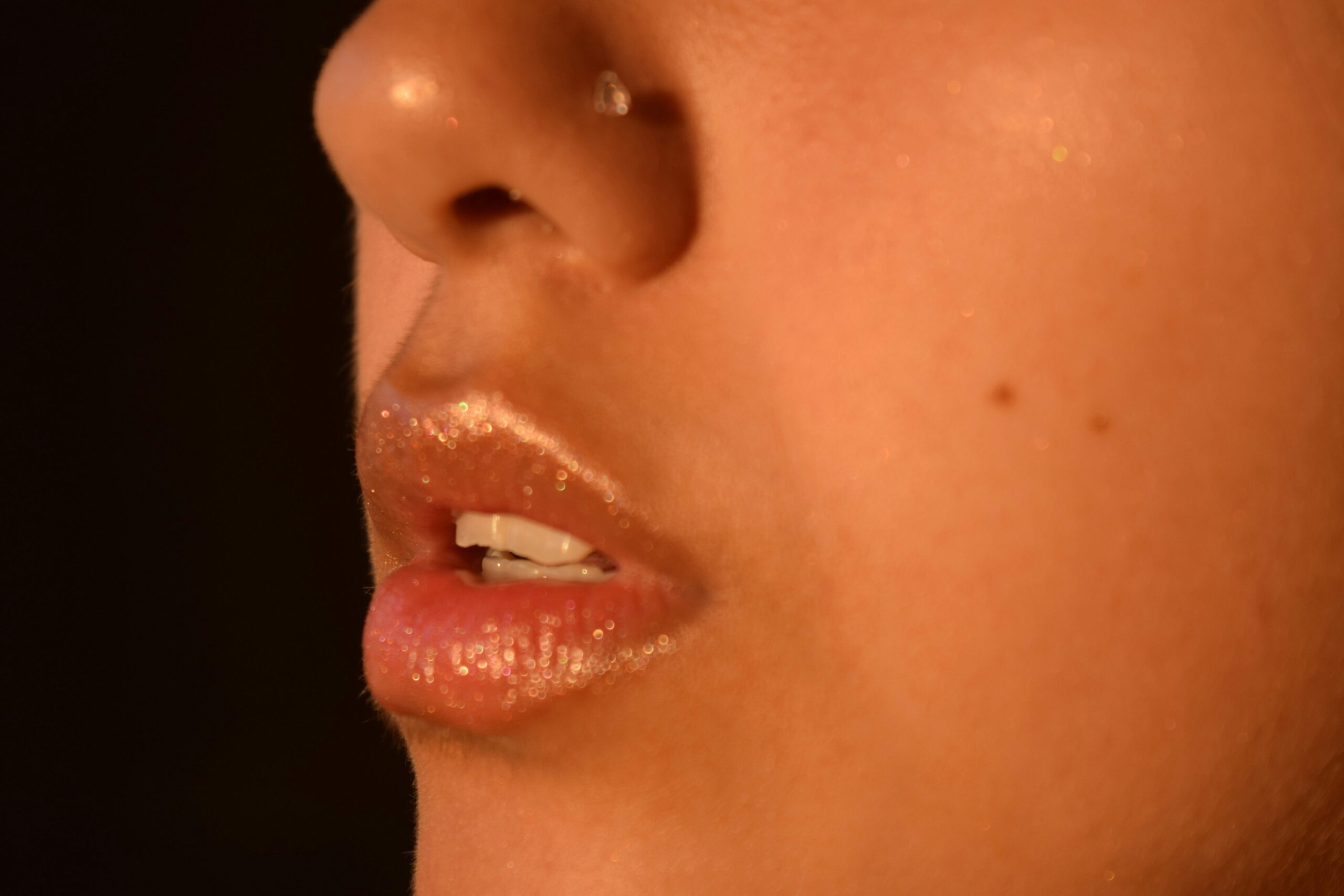Infographic explaining how to determine undertones using jewelry and vein color.