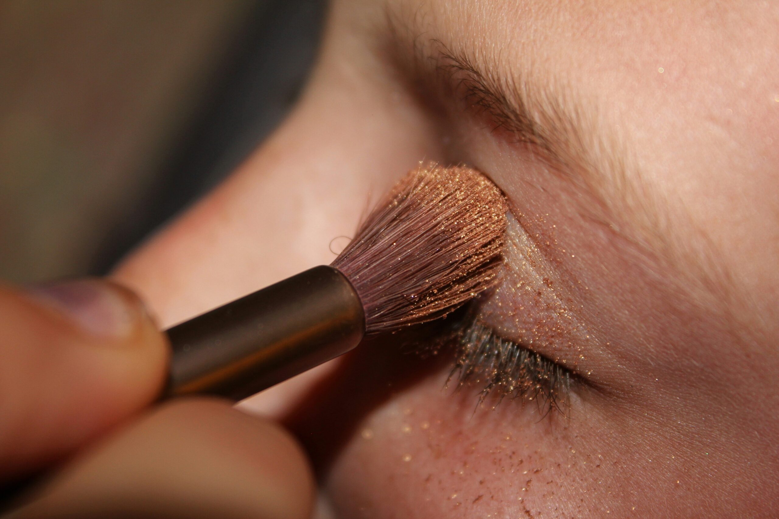 Infographic illustrating steps to use an essential brow pencil properly.